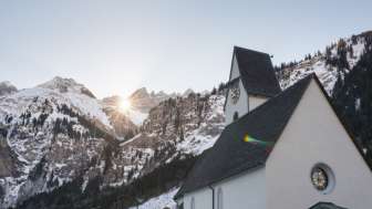 Nur zweimal im Jahr scheint die Sonne durch das Martinsloch genau auf die Dorfkirche in Elm